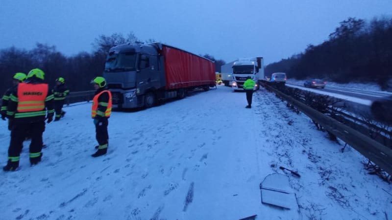 Hromadná nehoda u Prahy: Srazilo se tam několik aut, včetně náklaďáků. Provoz byl omezen