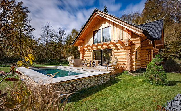 Srub s proskleným štítem na Moravě je pro majitelku splněným snem