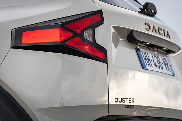 Zkusili jsme dacie s unikátním pohonem. Spojuje LPG, čtyřkolku a hybrid