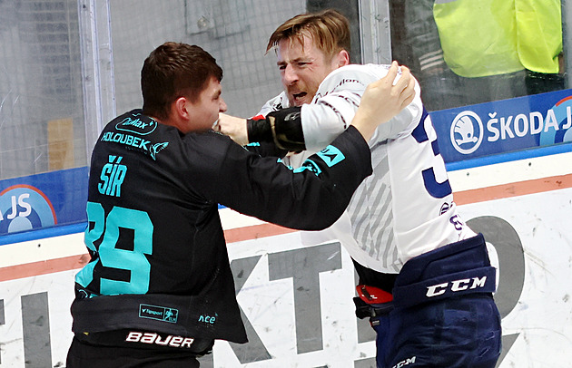 ONLINE: Plzeň bojuje v derby s Vary. Spartu čeká Liberec, Pardubice vyzvou Kometu