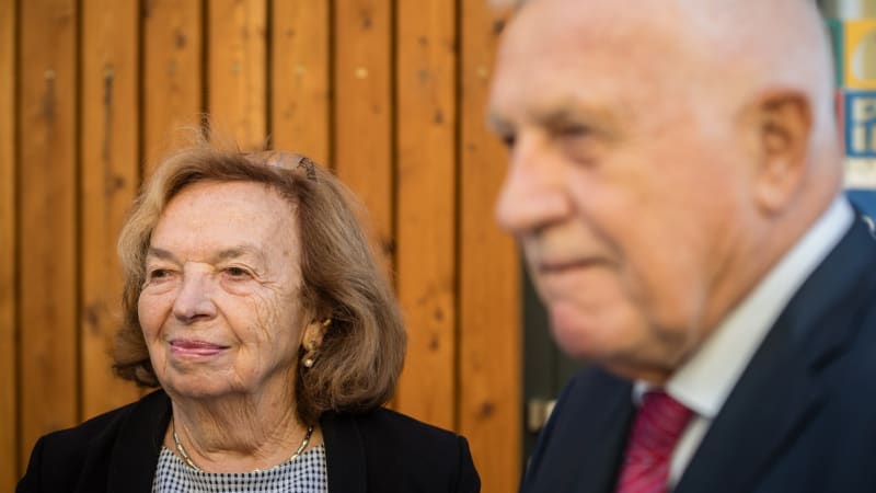 Livia Klausová ukázala rodinnou chalupu v jižních Čechách. Kachlová kamna si postavila sama