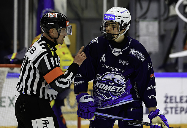 Sudí zpražil dorostence Komety, pak se omlouval: Mrzí mě to, mám být profesionál