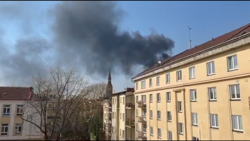 V Ostravě hořel panelový dům. Na místě zasahovaly všechny složky IZS