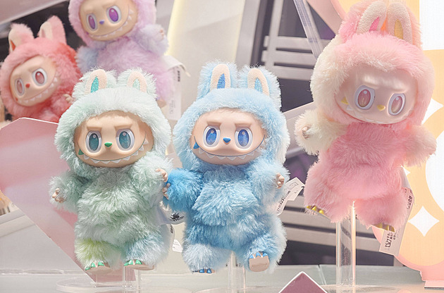 Plyšáci už nestačí. Labubu budou mít vlastní film, natočí jej režisér Paddingtona