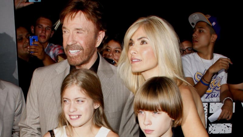 Chuck Norris se vzdal kariéry, aby se staral o nemocnou ženu. O nemanželské dceři roky nevěděl