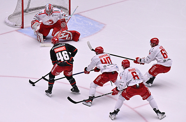 ONLINE: Uspějí poprvé domácí? Hradec se ujímá vedení, Vary pak čeká Liberec