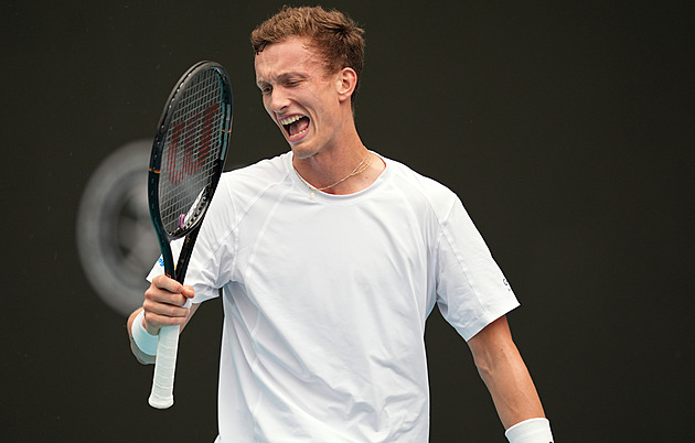 Tenis ONLINE: Lehečka proti Sinnerovi ztrácí, finále v Miami po dešti pokračuje