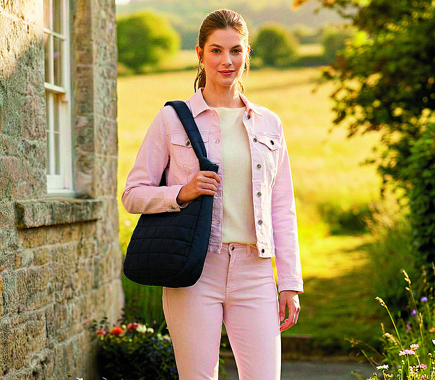 Vyjděte si v barvách jara. Módě vévodí zelená bílá, růžová i tyrkysová