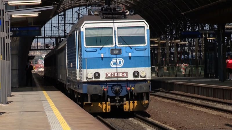 Poškozené vedení zastavilo vlaky v Praze. Spoje nabírají zpoždění, některé jezdí odklonem