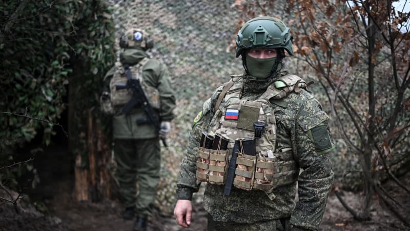 Už nemá kdo umírat: Zoufalí ruští náboráři verbují opilce. Ukrajinci se mobilizaci vyhýbají