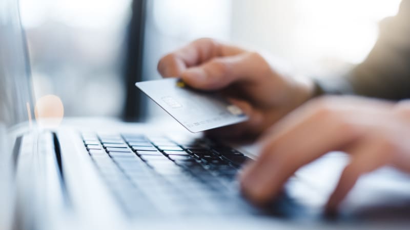 Majitel velkých e-shopů zbankrotoval. Hrozí, že skončí i jeho obchody s módou v Česku