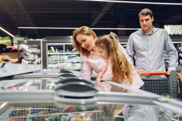 Zdražování táhnou pohonné hmoty, potraviny zlevnily