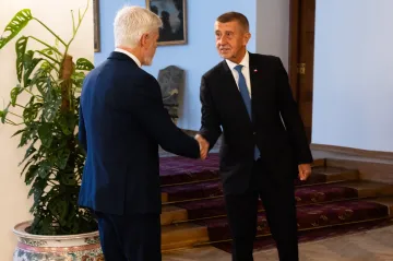 Pavel a Babiš obnovují schůzky, budou jednat na Hradě o zahraniční politice