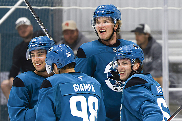 Je ještě vyšší než Chára, už se stihl poprat. Má moldavský obr šanci se prosadit v NHL?