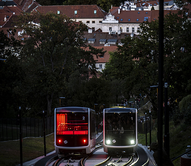 Kněz, zvon, graffiti a neony. Slavnostní rozjezd lanovky na Petřín přitáhl davy