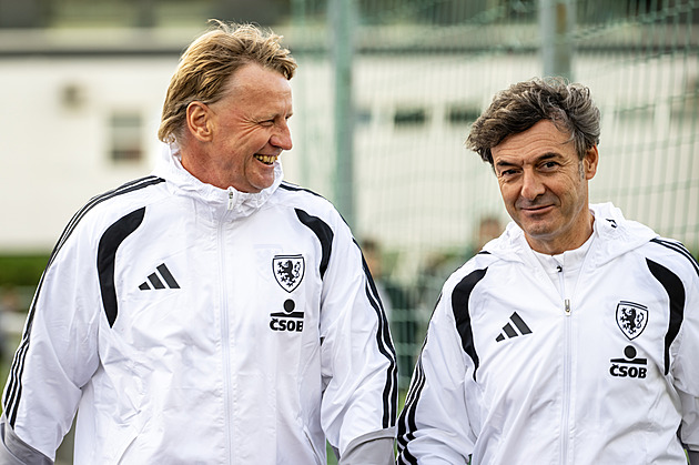 Fotbalisté poprvé pod Deniou: zvědaví sparťánci, Krejčí v teniskách. Nová éra je tu