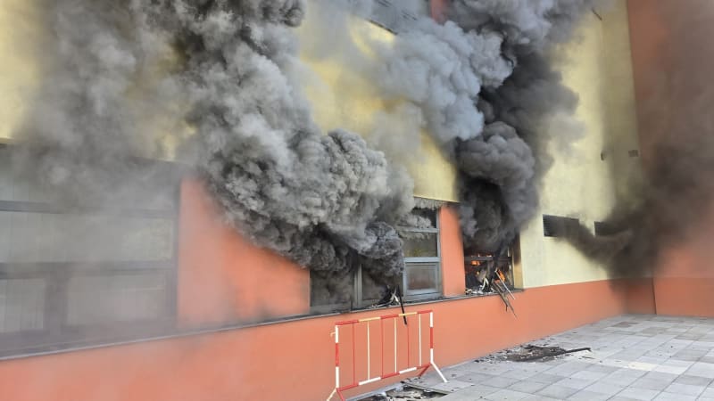 Na pražské Dědině hořela samoobsluha. Z oken se valil černý dým, evakuovaly se desítky lidí