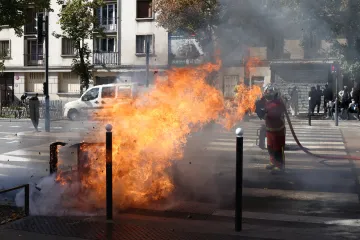 Francouzské úřady vyšetřují útok na policistu při protestech jako pokus o vraždu