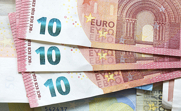 Euro je nejslabší od května 2025. Trhy znervózňuje zadlužená Francie