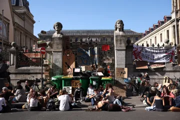 Francouzští studenti znovu protestují, jednoho zranil granát