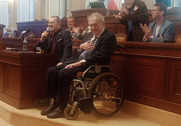 Kolaborace končí zradou národa, vykládal Zeman na akci SPD. Kritizoval Pavla