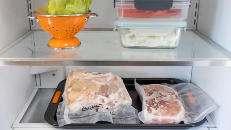 Nebezpečné maso se salmonelou v Česku. Můžete ho mít v mrazáku, varuje inspekce