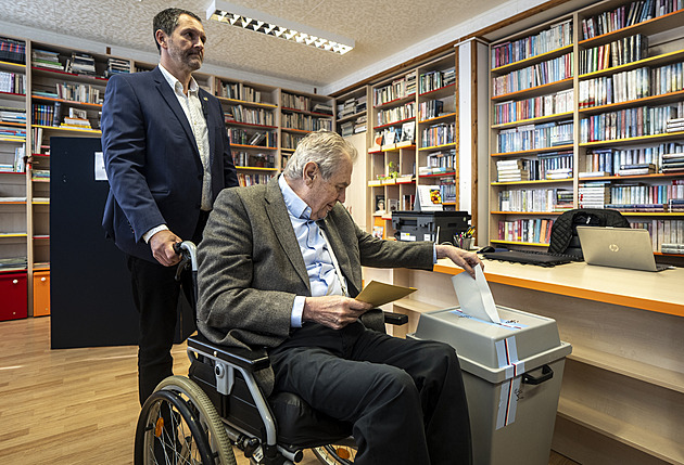 Zeman v Lánech volil Gerlocha. Senát by ale stále zrušil, Pavla má za pokrytce