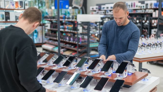 Jaký mobil koupit v roce 2026? Vybrali jsme nejlepší kandidáty od 4 tisíc až po luxusní vlajkové lodě