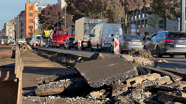 Kolaps dopravy na Ohradě kvůli opravě tramvajové trati. Čekali jsme to, říká radnice