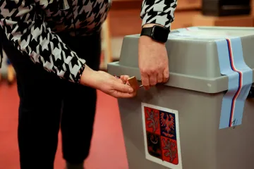 Voliči ve dvaadvaceti senátních obvodech rozhodují v druhém kole
