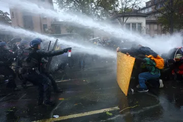 Protesty ve Francii pohání strach z „úpadku“, chaos nahrává Rusku