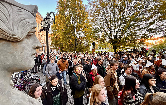 Studenti vyšli do ulic na podporu ČT a ČRo, chystají se i na listopadovou stávku